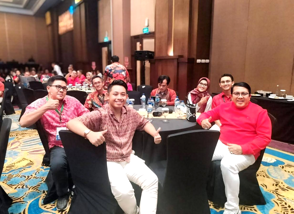 Foto bersama dengan Menteri Ketenagakerjaan, Menteri Koordinator Bidang Infrastruktur, Menteri UMKM, Menteri Ekraf, Bapak Sofyan Wanandi dan Para Ketua DPK/DPKO APINDO. [ Hari ke-2 Rakerkonas XXXIV DPN APINDO 2025 ]